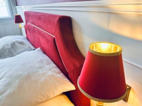 a red lamp sitting on top of a bed at Aviano Boutiquehotel in Vienna