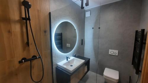 y baño con lavabo y espejo. en Złoty Horyzont Apartament Spa Szklarska Poręba, en Szklarska Poręba