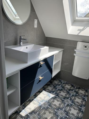 une salle de bain avec un lavabo et un miroir dans l'établissement Ty Loulou, Ploumanach, à Perros-Guirec