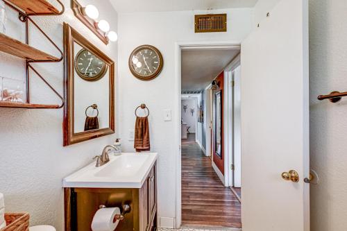クローヴィスにあるFamily-Friendly Clovis Home with Gas Grill and Patio!のバスルーム(洗面台、壁掛け時計付)