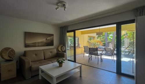 ein Wohnzimmer mit Sofa und Tisch in der Unterkunft B-Rent Atlantic Garden 181 in Corralejo