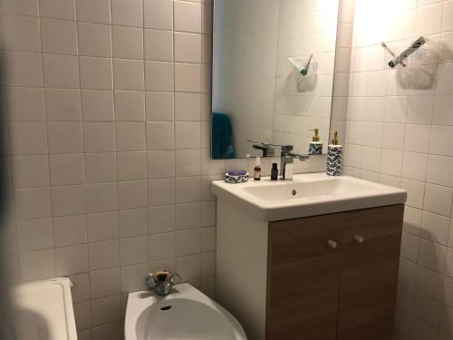une salle de bain avec un lavabo, des toilettes et un miroir dans l'établissement 2 Chambres doubles indépendantes, à Nantes