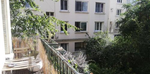 - un balcon avec un banc et un bâtiment dans l'établissement BoulBiII, à Boulogne-Billancourt