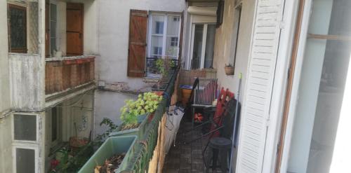Elle offre une vue sur le balcon d'une maison. dans l'établissement BoulBiII, à Boulogne-Billancourt