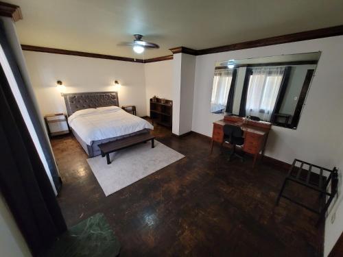 um quarto com uma cama, uma secretária e uma janela em Pura Vida Dream em San José