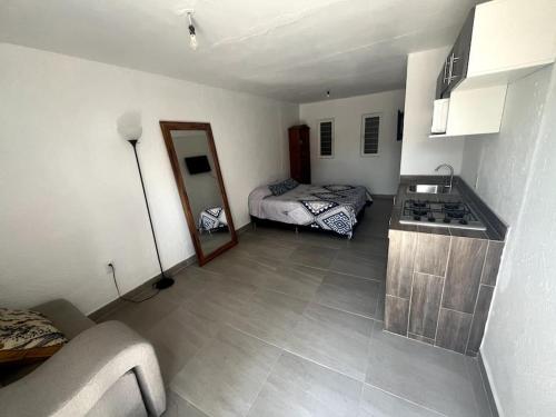 a small room with a kitchen and a bedroom at Pequeño y sencillo loft para dos in Guadalajara