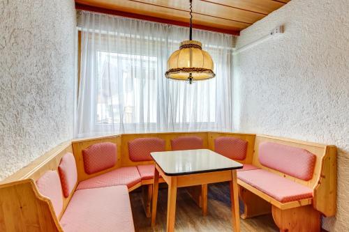 a waiting room with a table and chairs and a window at Ludwighaus in Neukirchen am Großvenediger