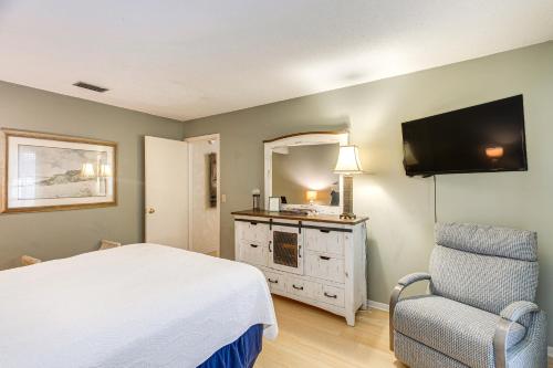 Convenient St Simons Island Home - 3 Mi to Beach!にあるキッチンまたは簡易キッチン