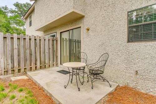 Convenient St Simons Island Home - 3 Mi to Beach!にあるパティオまたは屋外エリア