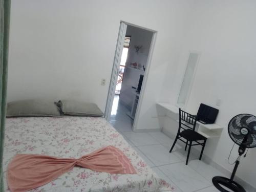 ein Schlafzimmer mit einem Bett mit einer Schleife darauf in der Unterkunft AP10-A 50 Metros da Praia Flats Mobiliados para 2 pessoas in Paulista