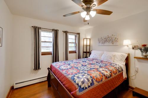 sypialnia z łóżkiem i wentylatorem sufitowym w obiekcie Cozy Duplex Near Harpers Ferry with Patio and Grills! w mieście Bolivar