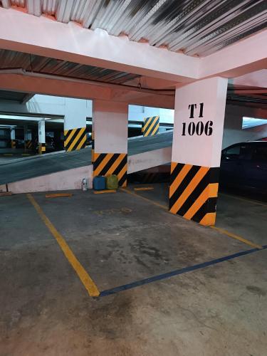 a parking garage with a train station with a i sign at Cómodo apartamento central in Pasto