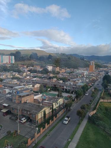 an aerial view of a city with buildings and a street at Cómodo apartamento central in Pasto