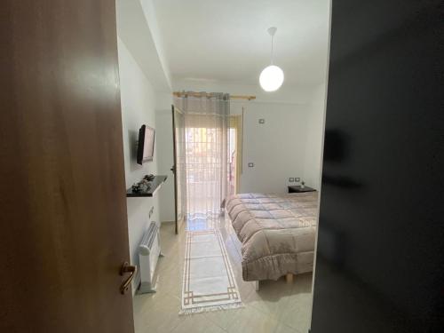 una camera da letto con un letto e una doccia di Liam Apartments a Vlorë