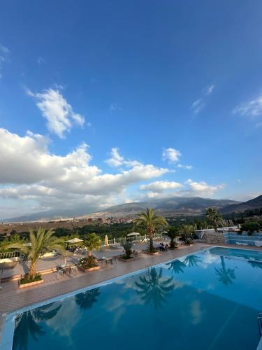 vista para a piscina num resort em L'oliveraie D'amizmiz em Amizmiz