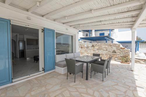 Gallery image of Villa Sunrise Psarou in Psarou