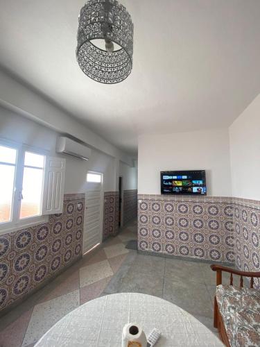 TV a/nebo společenská místnost v ubytování Al hoceima Center Apartment