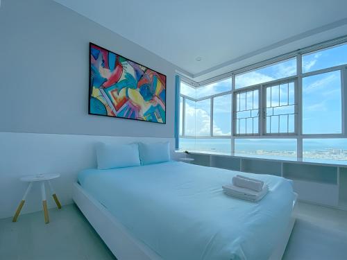 Postel nebo postele na pokoji v ubytování ZORO HOME Deluxe Stunning-View Condominium Danang Center