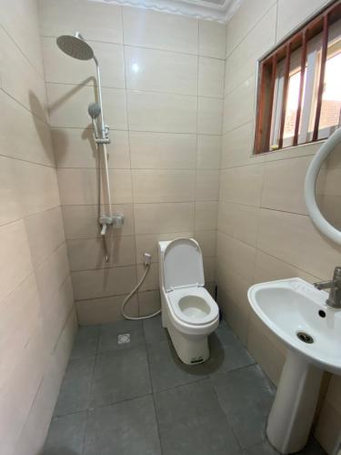 Homeaway4m home في دار السلام: حمام مع مرحاض ومغسلة