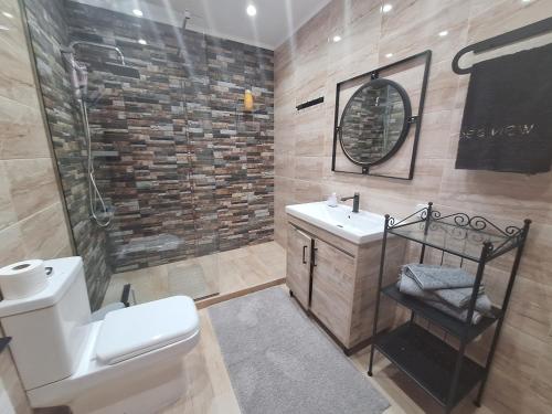 une salle de bain avec toilettes, lavabo et douche dans l'établissement Sea view Holiday House Ialisos, à Trianta