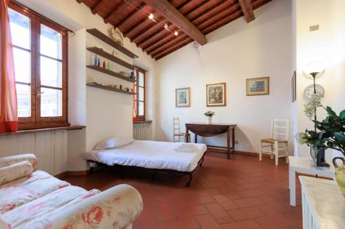 uma sala de estar com um sofá e uma mesa em Savonarola Loft em Florença