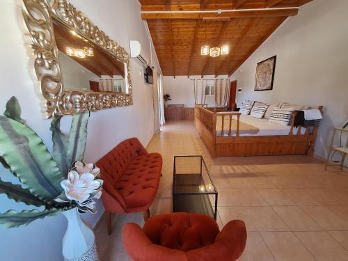 un salon avec un lit, un canapé et des chaises dans l'établissement Sea view Holiday House Ialisos, à Trianta