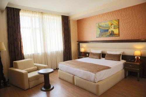 Postel nebo postele na pokoji v ubytování Smith Hotel Baku