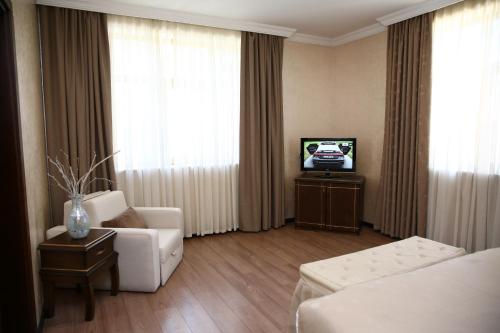 TV a/nebo společenská místnost v ubytování Smith Hotel Baku