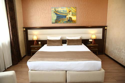 Postel nebo postele na pokoji v ubytování Smith Hotel Baku