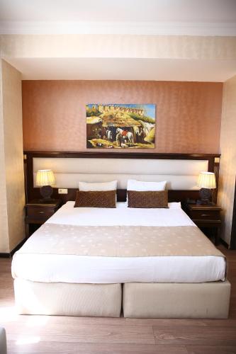 Postel nebo postele na pokoji v ubytování Smith Hotel Baku