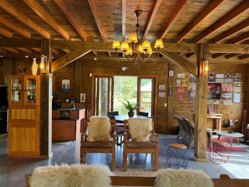 a dining room with a table and chairs in a room at Vila Vert - Rancho Queimado - SC in Rancho Queimado