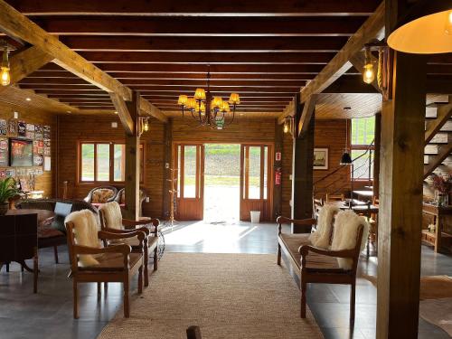 a living room with chairs and a chandelier at Vila Vert - Rancho Queimado - SC in Rancho Queimado