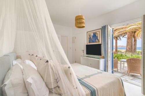 a bedroom with a bed with a mosquito net at Villa Bellonia in Naousa