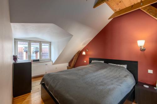 1 dormitorio con paredes rojas y 1 cama grande en Amber Private Rooms, en Riga