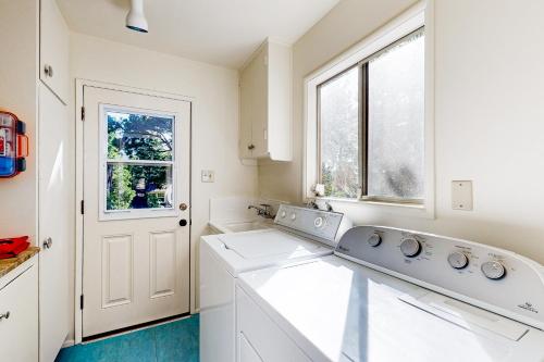 eine Waschküche mit einer Waschmaschine und einem Fenster in der Unterkunft Natures Reserve in Lake Arrowhead