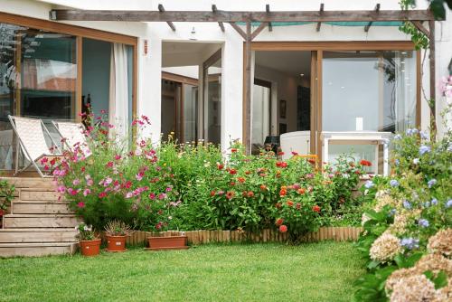 a garden of flowers in front of a house at Casa de São José in Sintra