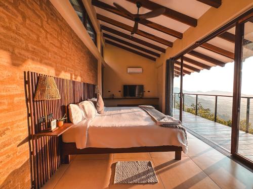 1 dormitorio con 1 cama y balcón en Villa Canopy Minca en Minca