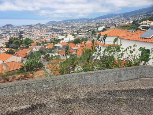 - une vue sur la ville depuis le haut d'un mur dans l'établissement esthela home 2, à Funchal
