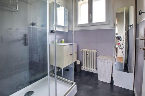 une salle de bain avec douche et lavabo dans l'établissement Le balcon de la Cathédrale, à Périgueux