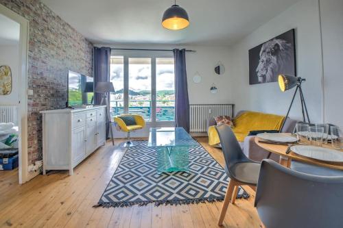 un salon avec un canapé et une table dans l'établissement Le balcon de la Cathédrale, à Périgueux