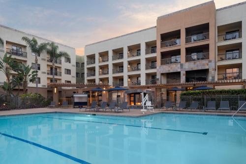 una gran piscina frente a un hotel en Courtyard San Diego Central, en San Diego