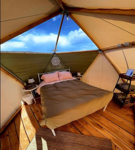 Ένα ή περισσότερα κρεβάτια σε δωμάτιο στο Raptor Ranch Glamping