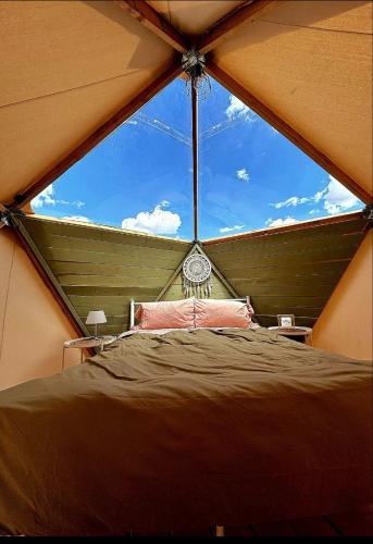 Ένα ή περισσότερα κρεβάτια σε δωμάτιο στο Raptor Ranch Glamping
