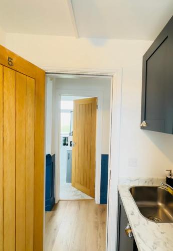 Kuchyň nebo kuchyňský kout v ubytování Sun Guest House Cambridge