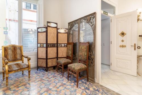 una habitación con dos sillas y un espejo en Luxury villa next to the beach, en Canet de Mar