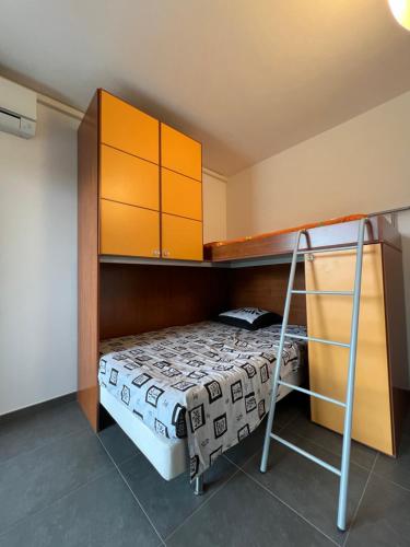 Maison Bellavista في Serra deʼ Conti: غرفة نوم مع سرير بطابقين مع دواليب برتقالية