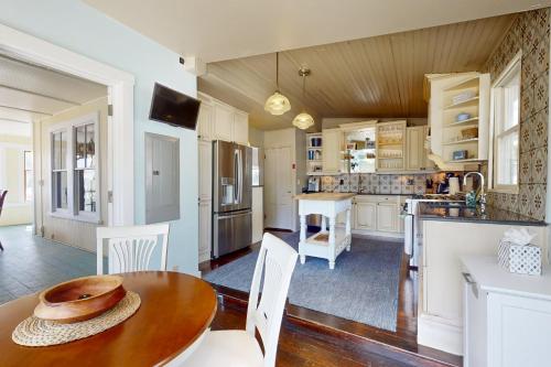 Una cocina o zona de cocina en Waterside Beach House