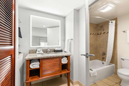 un bagno con lavandino, WC e vasca di Best Western Chula Vista/Otay Valley Hotel a Chula Vista