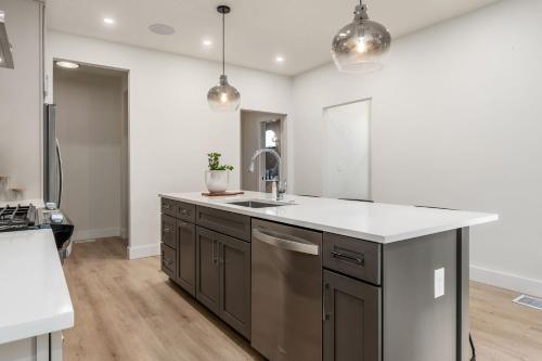 Kuchyň nebo kuchyňský kout v ubytování Stylish 4BR in Merion Village PD