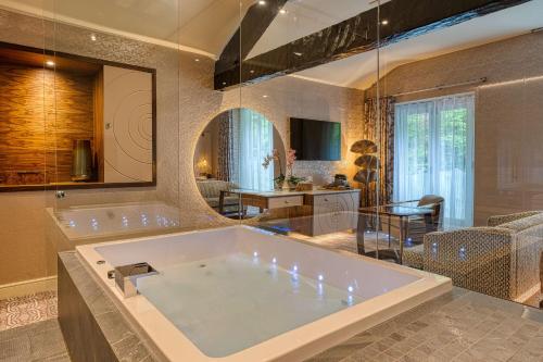 een grote badkamer met een groot bad in een kamer bij Ambleside Salutation Hotel & Spa, World Hotel Distinctive in Ambleside